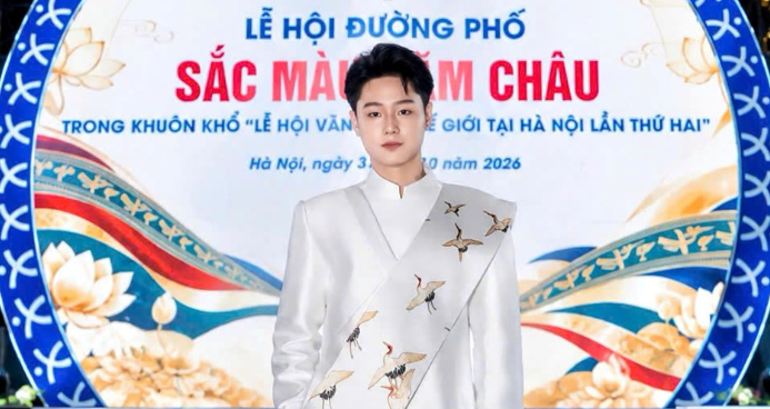 Mẫu nam Lê Tiến Đạt tỏa sáng cùng bộ sưu tập đậm bản sắc Việt